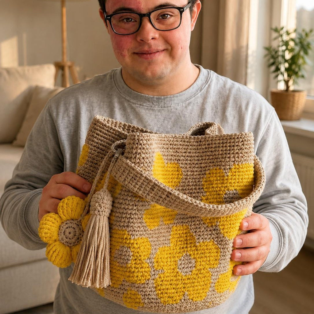 El bolso de flores amarillas, de cerca