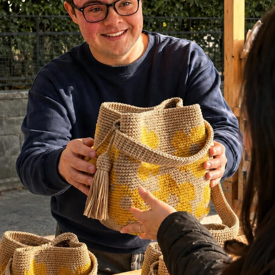 El bolso, en mano